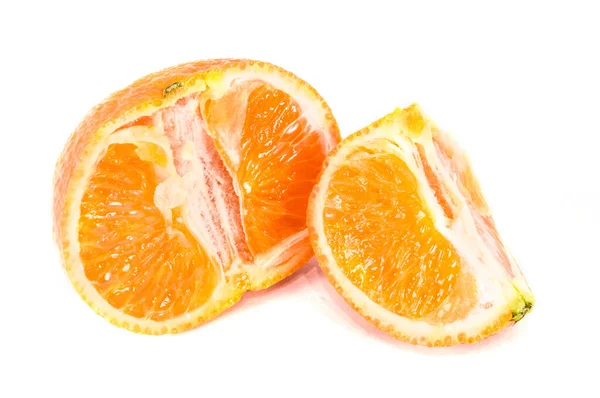 Mandarinas anaranjadas, cáscara de mandarina o rebanada de mandarina aisladas en —  Fotos de Stock