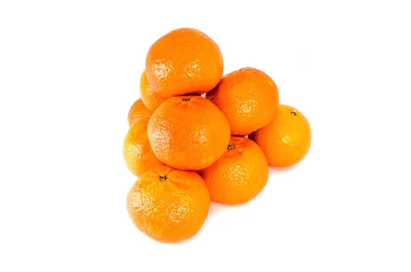 Mandarinas anaranjadas aisladas sobre fondo blanco —  Fotos de Stock