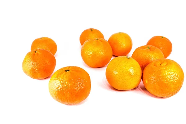 Mandarinas laranja isoladas sobre fundo branco — Fotografia de Stock