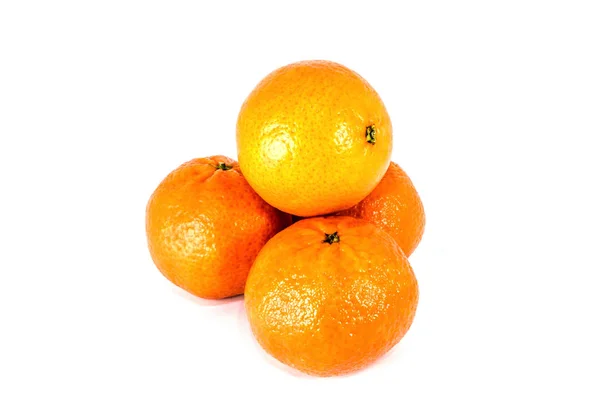 Mandarinas laranja isoladas sobre fundo branco — Fotografia de Stock