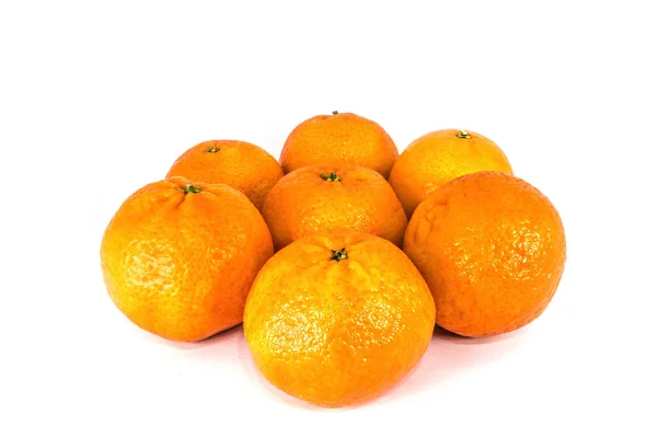 Оранжевые мандарины изолированы на белом фоне — стоковое фото
