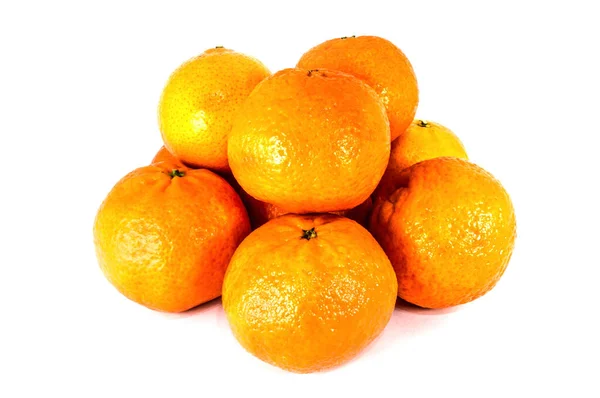 Pomarańczowy mandarynki na białym tle — Zdjęcie stockowe