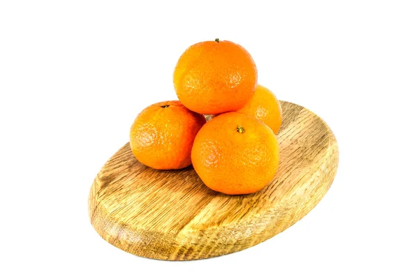 Mandarinas naranjas sobre tabla de cortar aisladas sobre fondo blanco — Foto de Stock