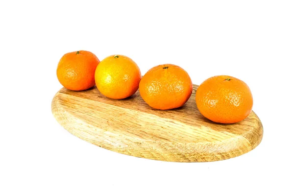 Mandarinas naranjas sobre tabla de cortar aisladas sobre fondo blanco — Foto de Stock