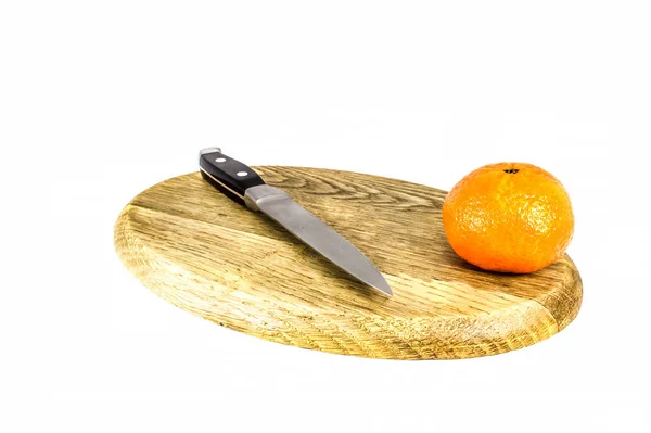 Mandarinas laranja sobre tábua de corte isolada sobre fundo branco — Fotografia de Stock