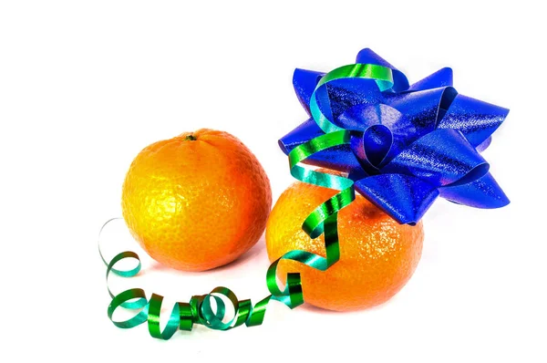 Mandarinas naranjas con adornos navideños aislados sobre fondo blanco — Foto de Stock