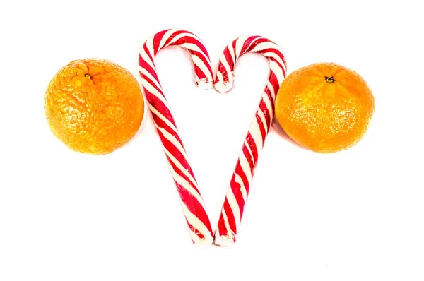 Pomarańczowe mandarynki z bombkami świątecznymi izolowane na białym backgr — Zdjęcie stockowe