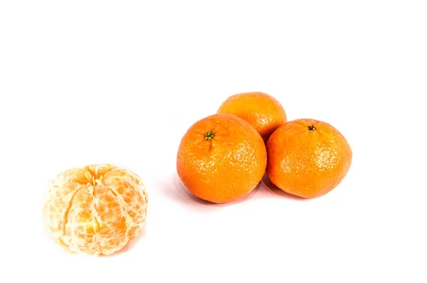 Pomerančové mandarinky, mandarinky nebo plátky mandarinky izolované — Stock fotografie