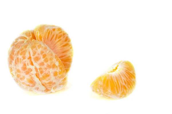 Mandarinas anaranjadas, cáscara de mandarina o rebanada de mandarina aisladas en —  Fotos de Stock
