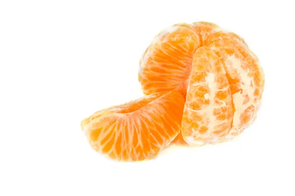 Mandarinas anaranjadas, cáscara de mandarina o rebanada de mandarina aisladas en — Foto de Stock