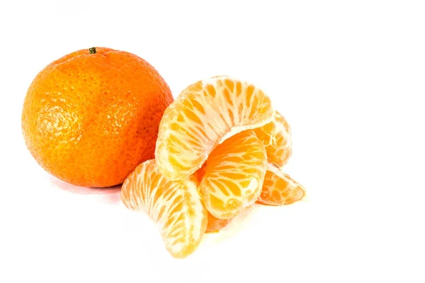 Mandarines d'orange, écorces de mandarine ou tranches de mandarine isolées sur — Photo