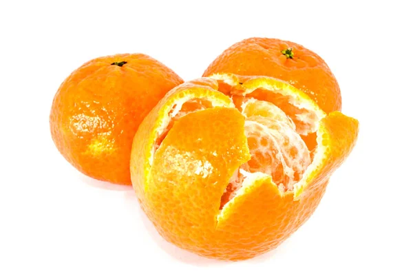 Orangenmandarinen, Mandarinenschalen oder Mandarinenscheiben isoliert auf — Stockfoto