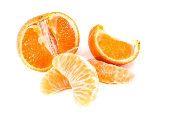 Mandarinas de laranja, casca de tangerina ou fatia de tangerina isolada em — Fotografia de Stock