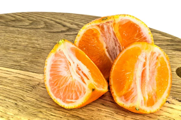 Orangenmandarinen, Mandarinenschalen oder Mandarinenscheiben isoliert auf — Stockfoto