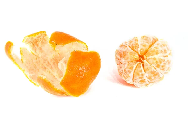 Mandarynki pomarańczowe, skórka mandarynki lub plaster mandarynki izolowany na — Zdjęcie stockowe