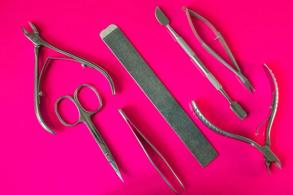 Um conjunto de ferramentas cosméticas para manicure e pedicure — Fotografia de Stock