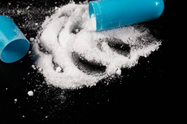 Beyaz ilaç ve şişeli haplar.