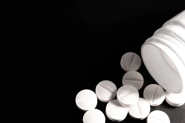 Bílé lékařské pilulky a tablety s lahvičkou — Stock fotografie