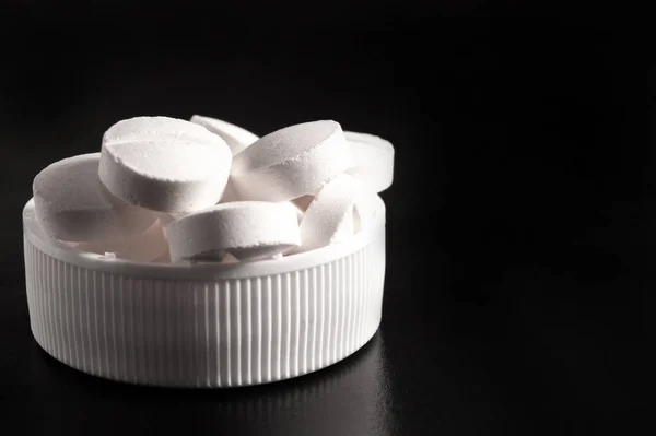 Pil medis putih dan tablet dengan botol — Stok Foto