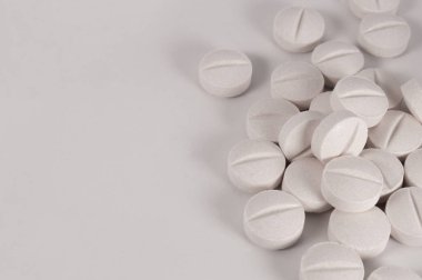 Beyaz ilaç ve şişeli haplar.
