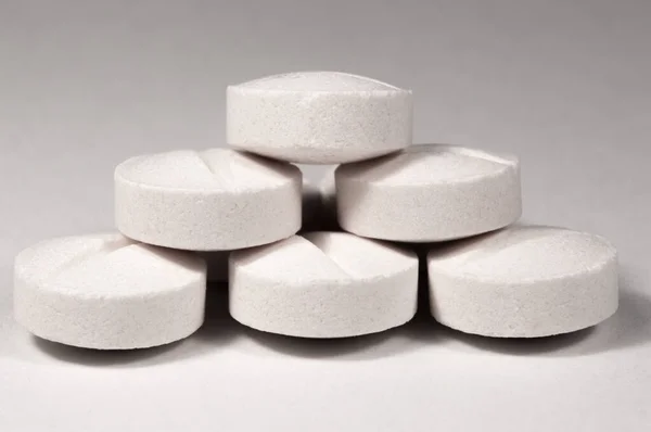 Weiße medizinische Pillen und Tabletten mit Flasche — Stockfoto