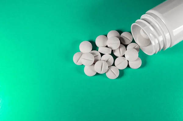 Bílé lékařské pilulky a tablety s lahvičkou — Stock fotografie