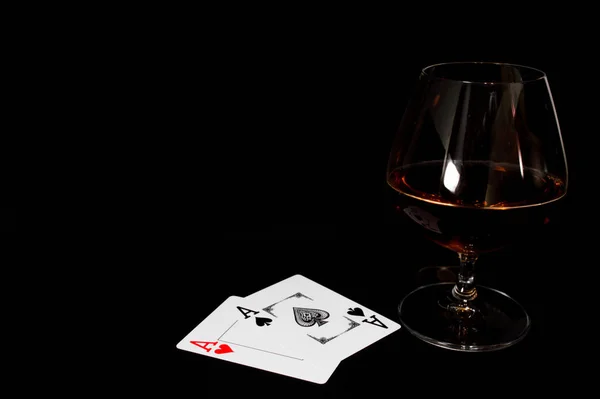 Verre de brandy, whisky ou bourbon rouge foncé — Photo