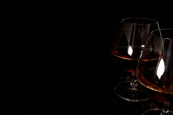 一杯深红色白兰地、威士忌或波旁威士忌 — 图库照片