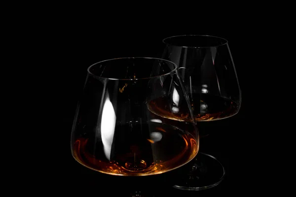 Verre de brandy, whisky ou bourbon rouge foncé — Photo