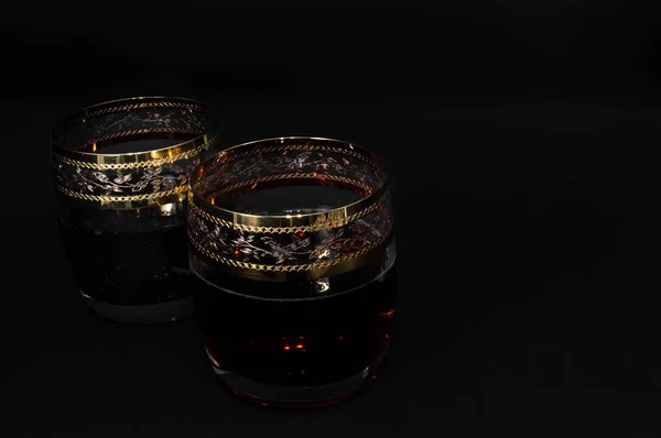 Vaso de whisky rojo oscuro con cola — Foto de Stock