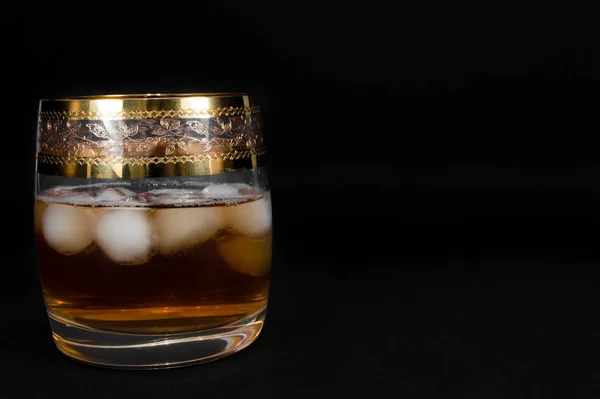 Glas dunkelroten Whiskey, Brandy oder — Stockfoto