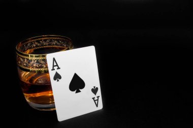 Bir bardak koyu kırmızı viski, brendi veya