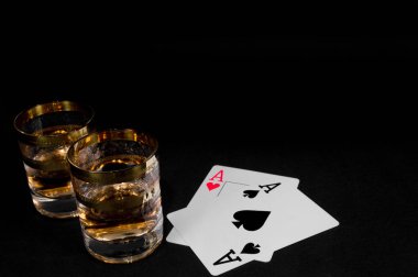 Kısa bir bardak koyu kırmızı viski, brendi veya