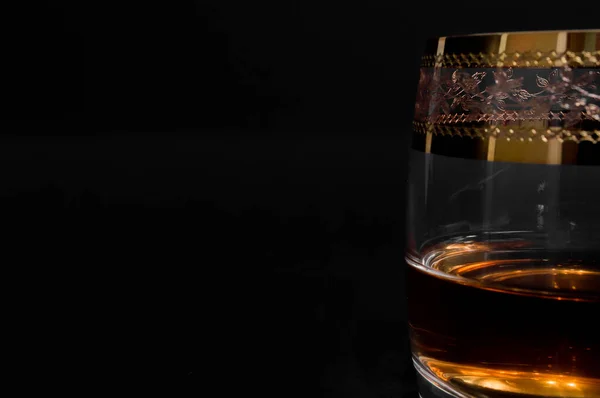 Sklenice tmavě červené whisky, brandy nebo — Stock fotografie