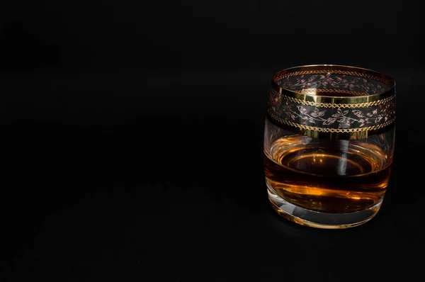 一杯深红色威士忌，白兰地或 — 图库照片