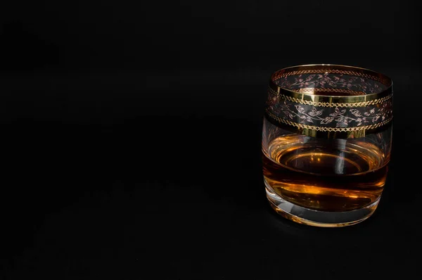 Sklenice tmavě červené whisky, brandy nebo — Stock fotografie