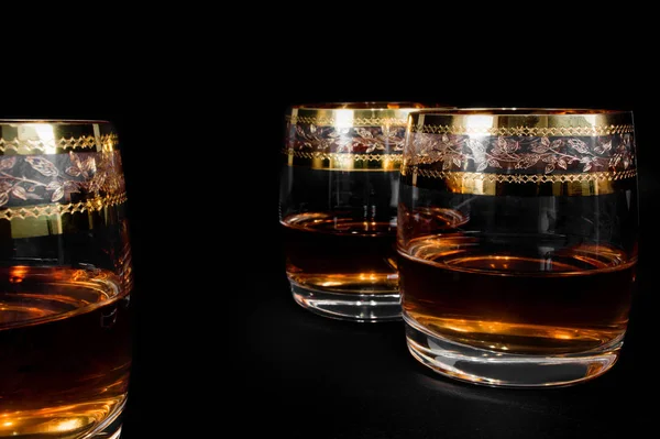 Sklenice tmavě červené whisky, brandy nebo — Stock fotografie