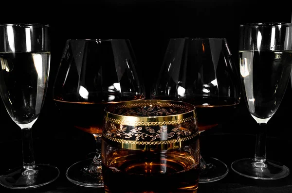 Copas con diferentes bebidas brandy, whisky, champán o bour — Foto de Stock