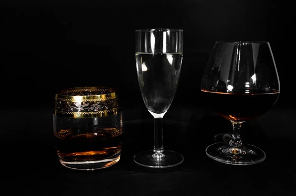 不同饮品、白兰地、威士忌、香槟或白葡萄酒的杯子 — 图库照片