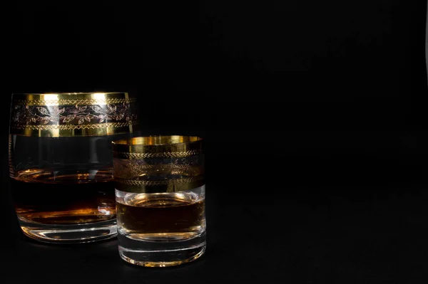 Krátké sklo a sklenice tmavě červené whisky, brandy nebo — Stock fotografie