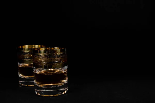 Krátká sklenička tmavě červené whisky, brandy nebo — Stock fotografie