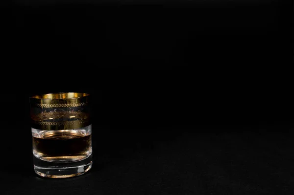 Verre court de whisky rouge foncé, brandy ou — Photo