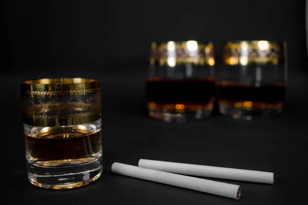 Korte Glas donkerrode whisky, cognac of — Stockfoto