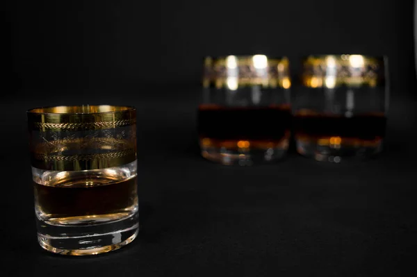 Krátká sklenička tmavě červené whisky, brandy nebo — Stock fotografie