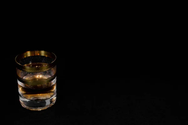 Krátká sklenička tmavě červené whisky, brandy nebo — Stock fotografie