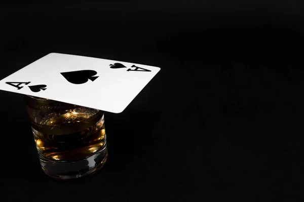 Vaso corto de whisky rojo oscuro, brandy o — Foto de Stock