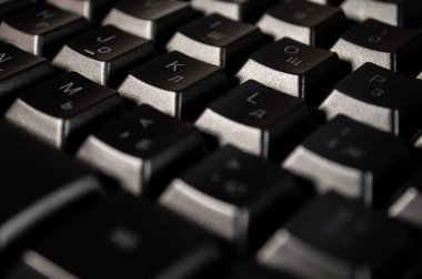 Siyah bilgisayar klavyesinin soyut arkaplanı. Bokeh 'le yakın çekim fotoğrafı, duvar kağıdı gibi kullanılabilir..
