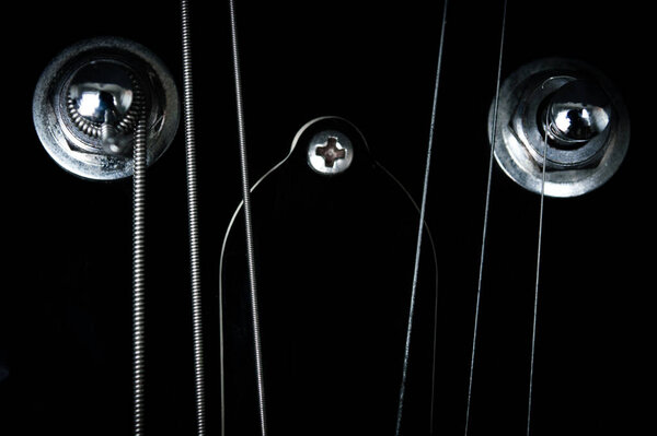 Красная электрогитара крупным планом изолированы на черном фоне
