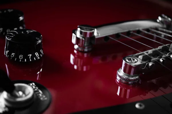 Guitarra Eléctrica Roja Con Cuerdas Cuello Primer Plano Diapasón Aislado — Foto de Stock