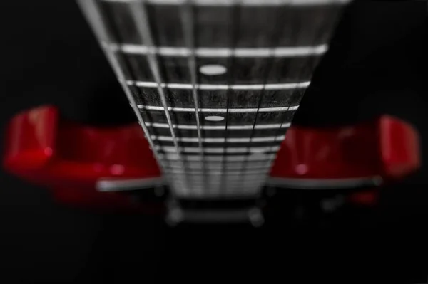 Chitarra Elettrica Rossa Primo Piano Isolato Sfondo Nero — Foto Stock